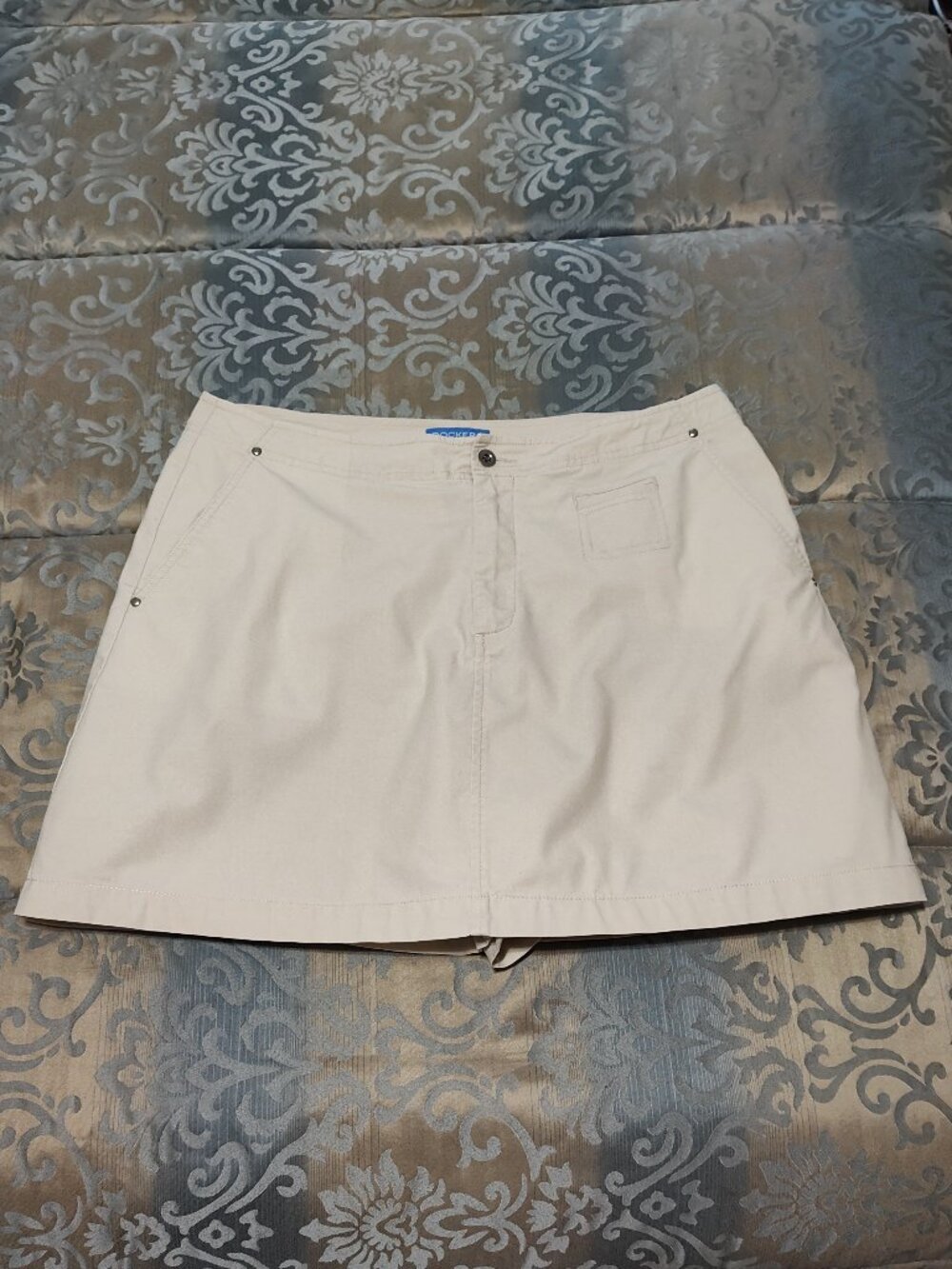 Dockers Women Favorite Fit beige skort, VG used condition, size 12